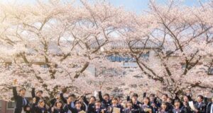 合格を喜ぶ日本人高校生