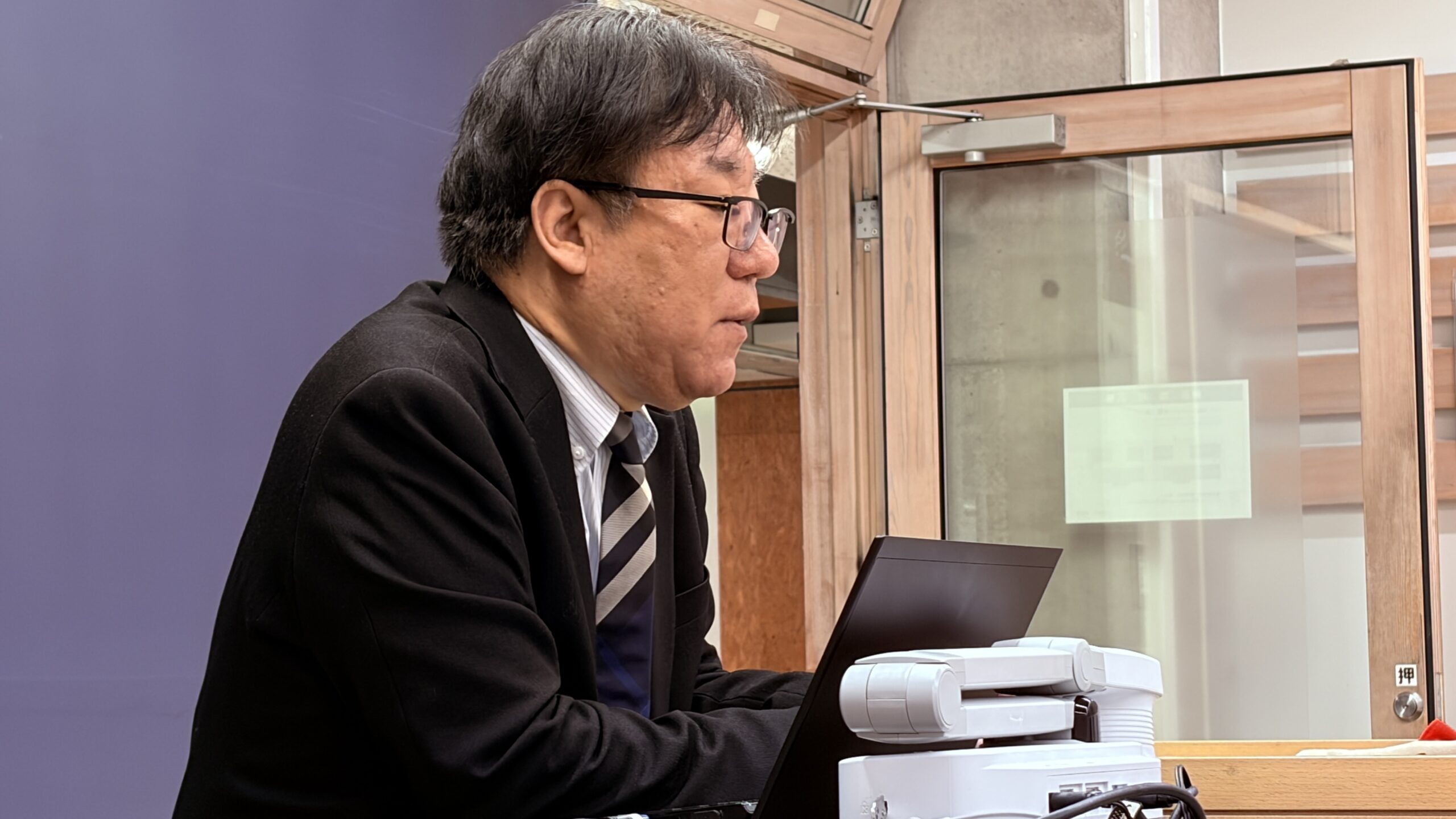 インタビューに応える阿部英之助准教授（社会調査について）