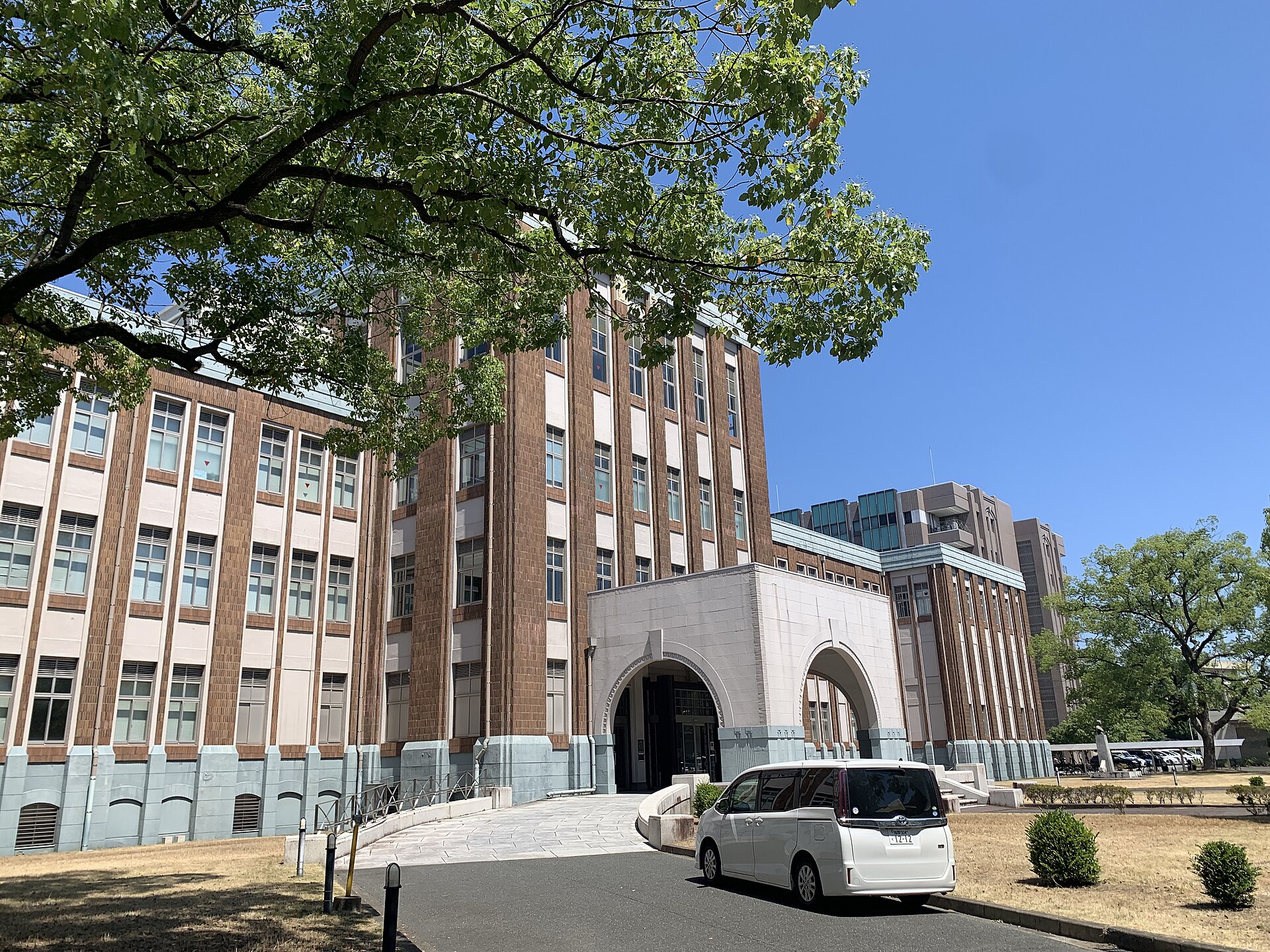 九州大学のキャンパス (出典: Wikimedia Commons)