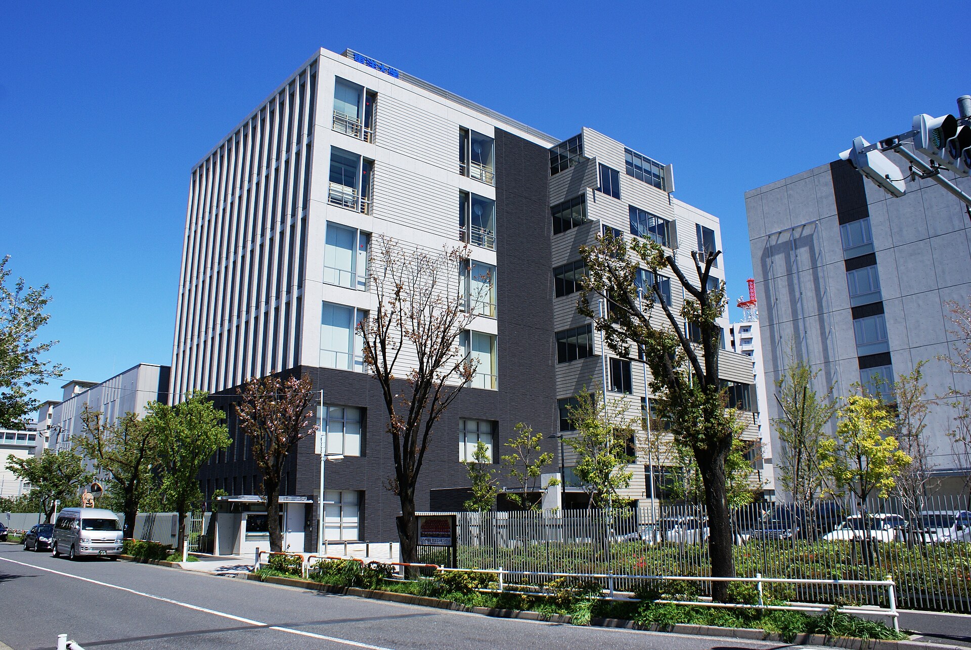 東洋大学のキャンパス (出典: Wikimedia Commons)
